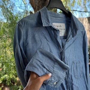 Frank & Eileen Casual Denim Blue Shirt - Large But Fits Like a Small
